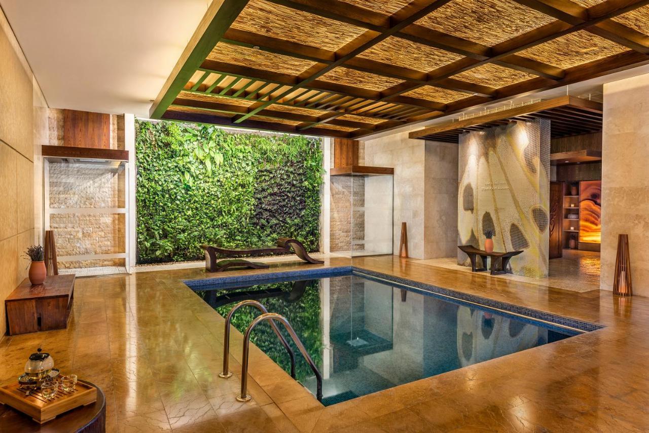Sofitel Dubai Palm Apartments Ngoại thất bức ảnh A living wall in a private residence